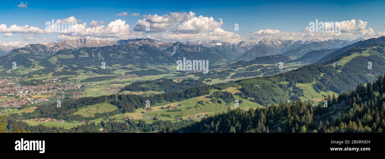 Spektakulärer Panoramablick über den Iller Tal zu den Allgauer Hochalpen zwischen Sonthofen und Oberstdorf, Allgauer Alpen, Bayern, Deutschland, Landschaft pho Stockfoto