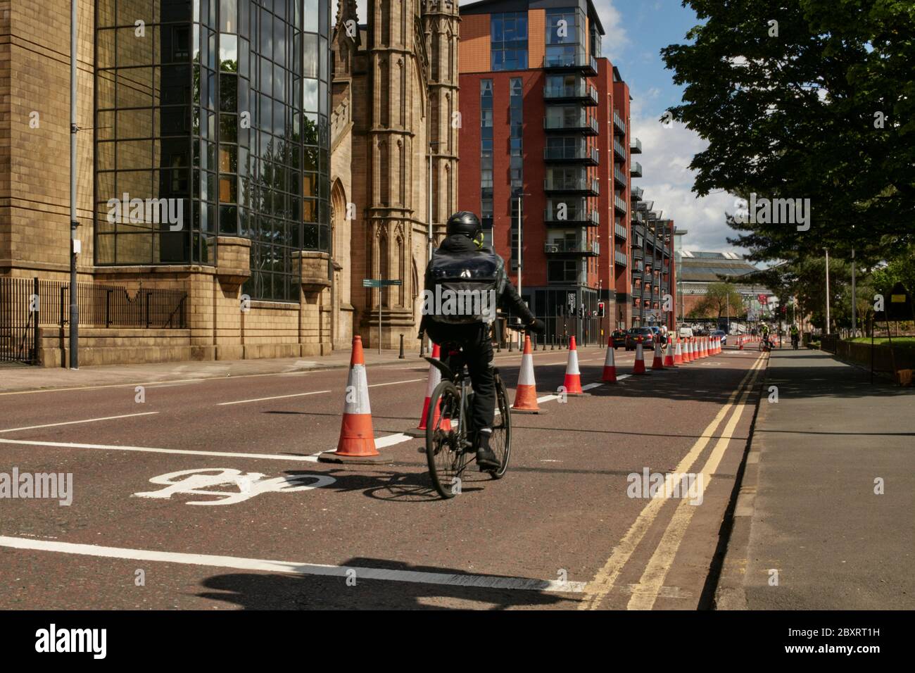 In Glasgow wurden neue Pop-up-Radwege geschaffen, um das Pendeln mit dem Fahrrad zu fördern. Stockfoto