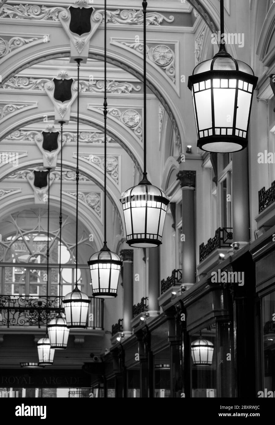 Royal Arcade in Bond Street, Mayfair, London Großbritannien: Wunderschön renovierte viktorianische Einkaufspassage mit Luxusgeschäften. Stockfoto