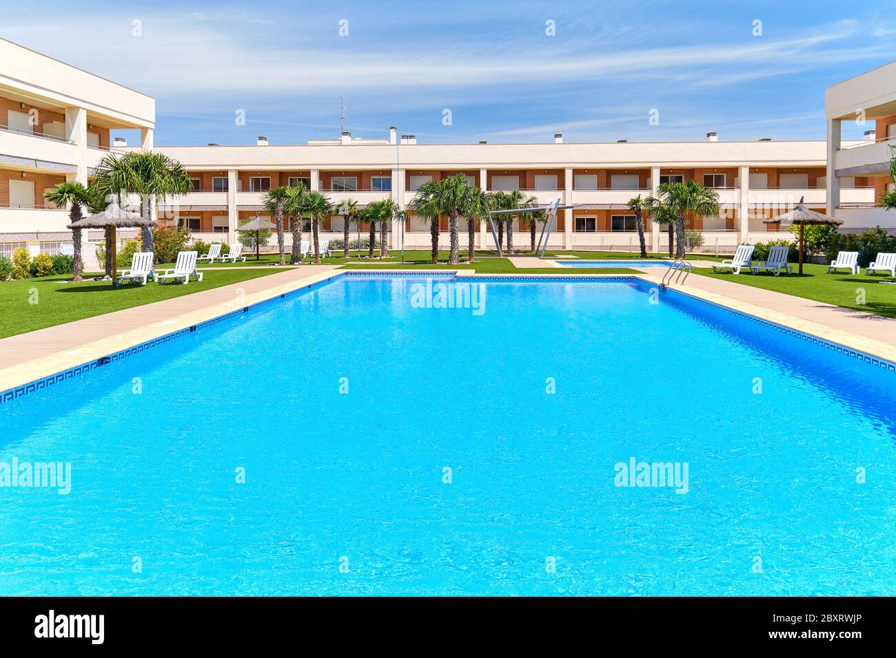 Alicante, Spanien - 2. Juni 2020: Moderne Wohnanlage mit Pool. Konzept der gemieteten Wohnung Sommerferien, neue Haus Kauf Konzept Stockfoto