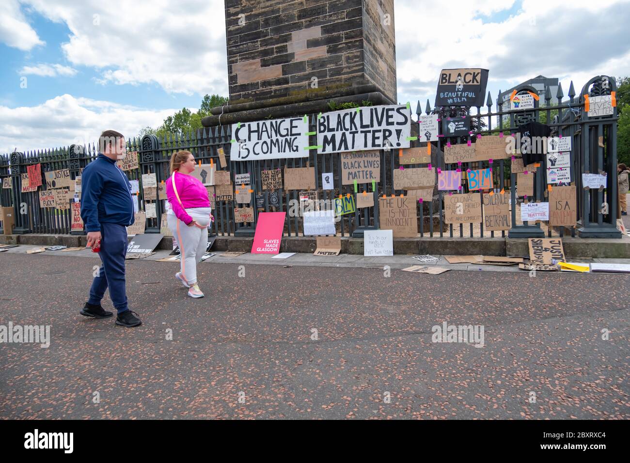 Glasgow, Schottland, Großbritannien. Juni 2020. Menschen lesen die Zeichen, die an den Geländern nach der gestrigen Black Lives Matter-Kundgebung in Glasgow Green befestigt sind, protestieren gegen den Tod von George Floyd, der am 25. Mai in Minneapolis, Minnesota, USA in Polizeigewahrsam starb. Kredit: Skully/Alamy Live News Stockfoto