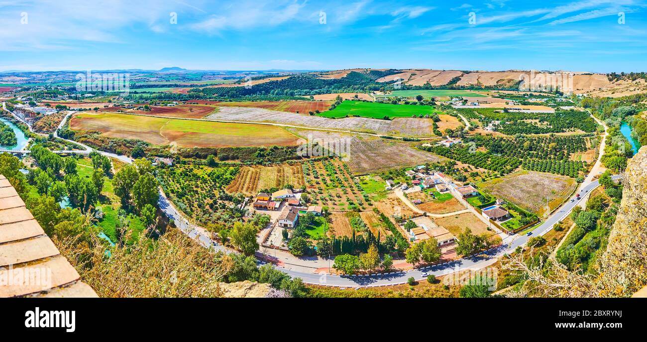 Panorama der Landschaft Umgebung von Arcos mit grünen Wiesen, Feldern, Obstgärten und Hängen der Sierra de Cádiz Berge, Spanien Stockfoto