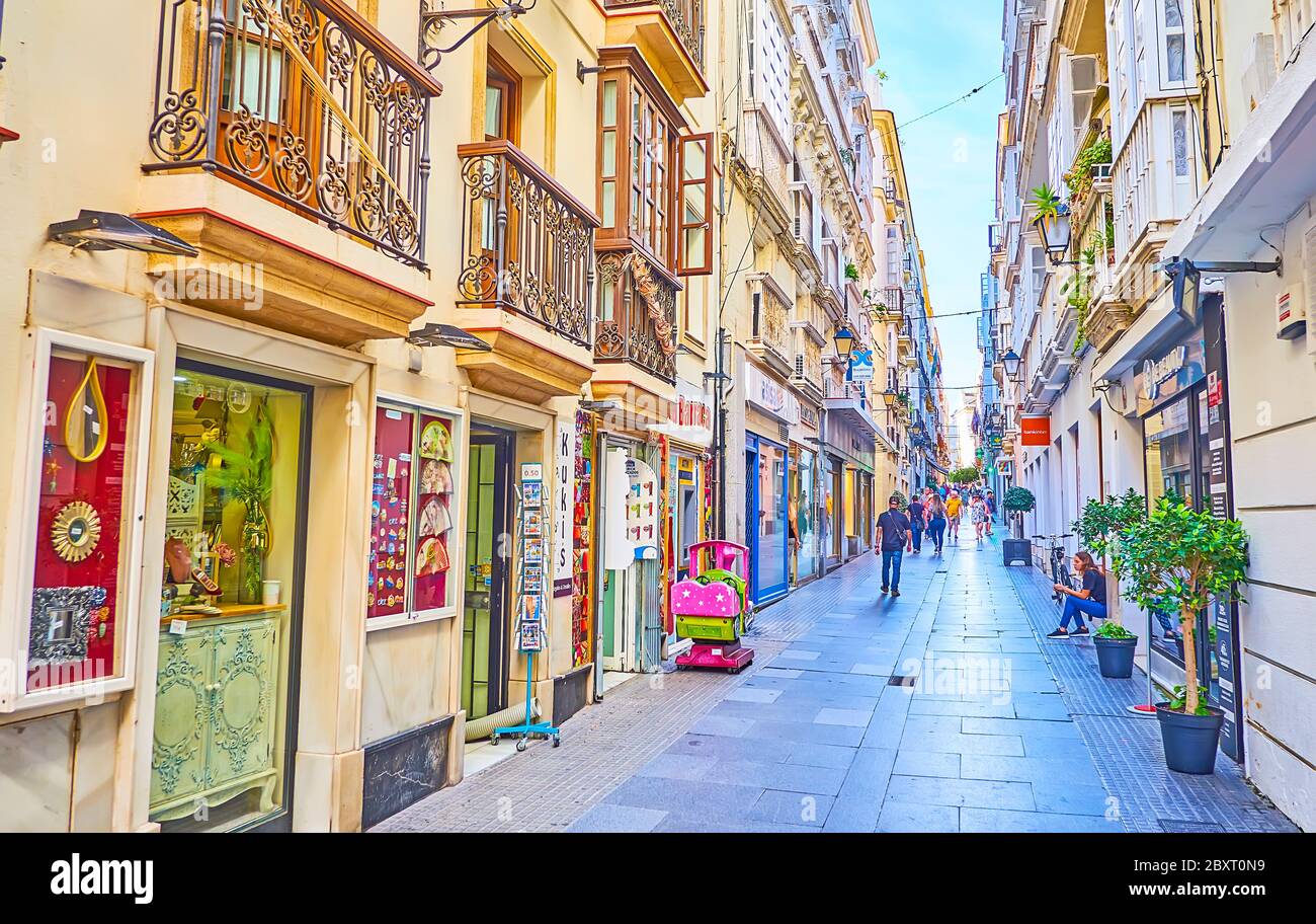 CADIZ, SPANIEN - 23. SEPTEMBER 2019: Erkunden Sie die Altstadt und genießen Sie die Einkaufsmöglichkeiten, spazieren Sie durch die historische Calle San Francisco Straße, gesäumt von hohen Stadthäusern, o Stockfoto