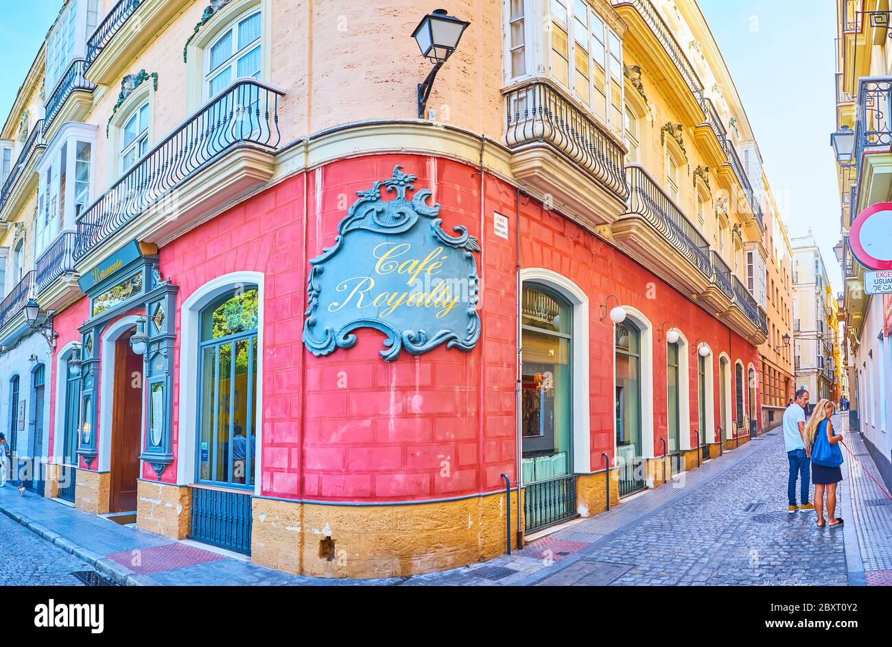 CADIZ, SPANIEN - 23. SEPTEMBER 2019: Die Ecke des Gebäudes mit Vintage-Gips Schild Cafe Royalty, in Plaza Candelaria Platz, auf S Stockfoto