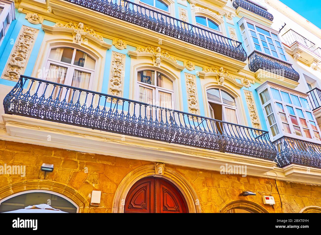 Die kunstvolle Fassade des historischen Gebäudes in der Calle Ancha ist mit Gipsreliefs, Wandskulpturen und einem spitzenartigen gusseisernen Balkongrill dekoriert Stockfoto