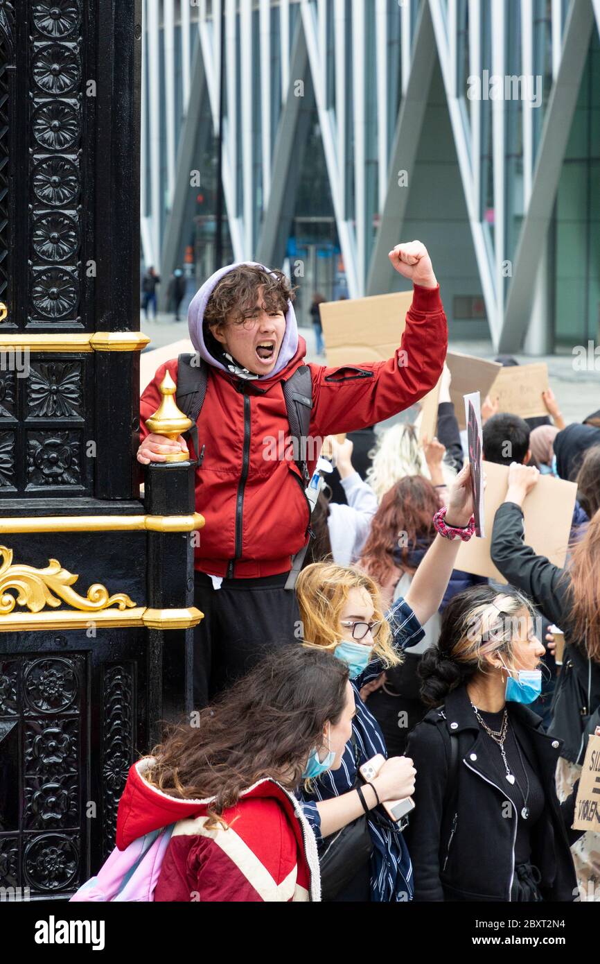 Ein junger weißer Protestler klettert auf die Little Ben Clock und hebt während des Black Lives Matters Protests in Victoria, London, 6. Juni 2020, die Faust Stockfoto