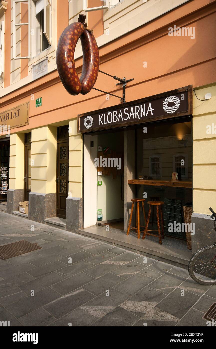 Typische Krainer Wurst zum Verkauf im Restaurant Klobasarna in Ljubljana, Slowenien Stockfoto