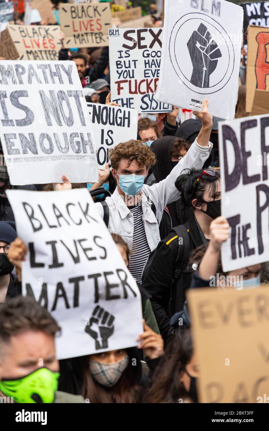 Ein weißer Mann, der ein Schild in einer Menschenmenge beim Protest Black Lives Matters in Victoria, London, am 6. Juni 2020 hält Stockfoto