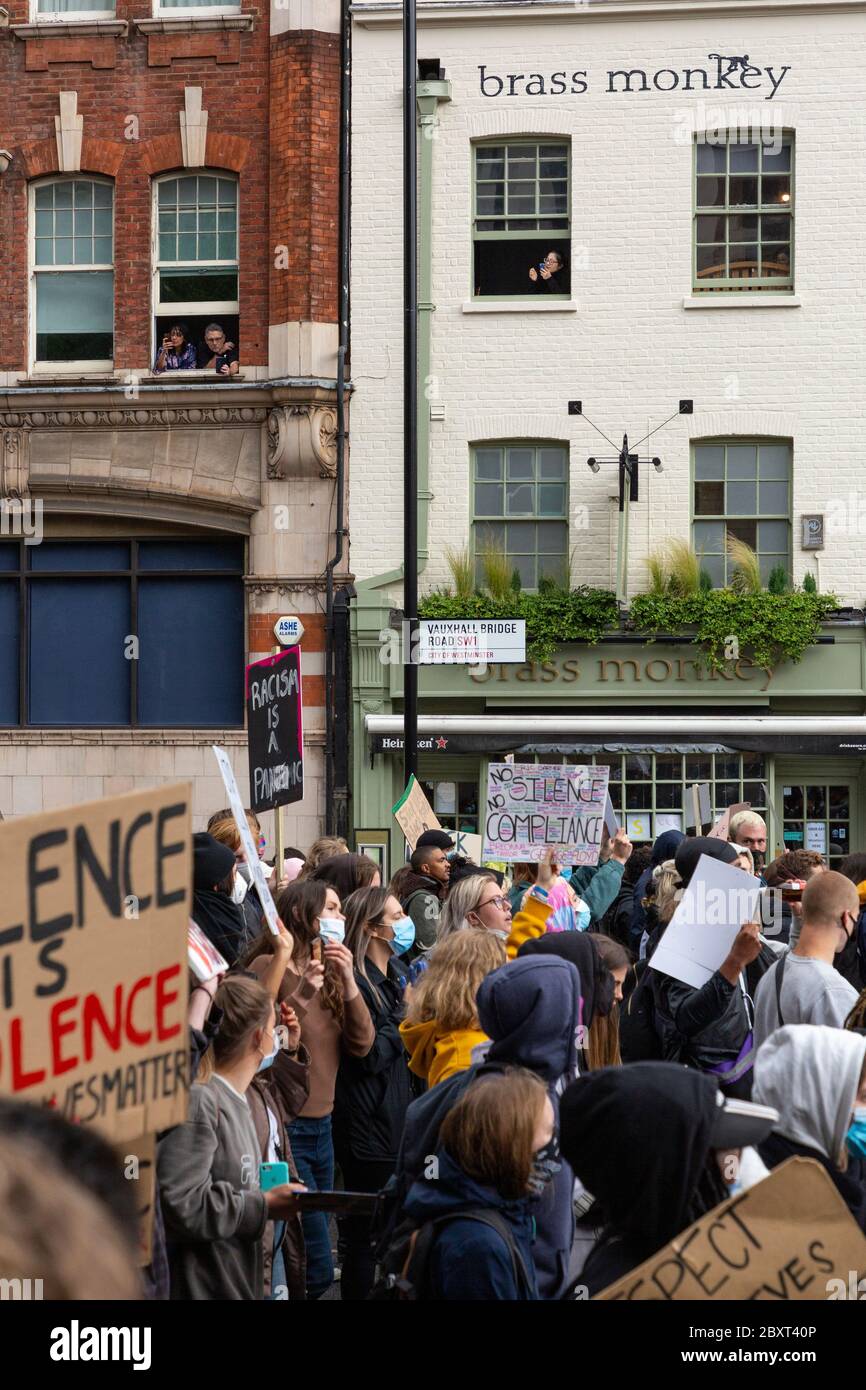 Die Bewohner schauen aus ihren Fenstern und jubeln zur Unterstützung des Black Lives Matters Protests auf der Vauxhall Bridge Road, London, 6. Juni 2020 Stockfoto