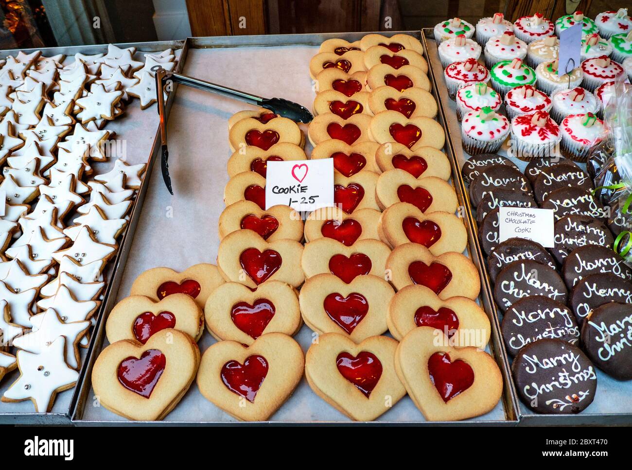 CHRISTMAS BISCUITS COOKIES MARMELADE HERZEN STALL Herz geformt "Liebe" Cookies im Verkauf auf Borough Market ein beliebter Lebensmittel-Einzelhandel Markt Southwark London Stockfoto