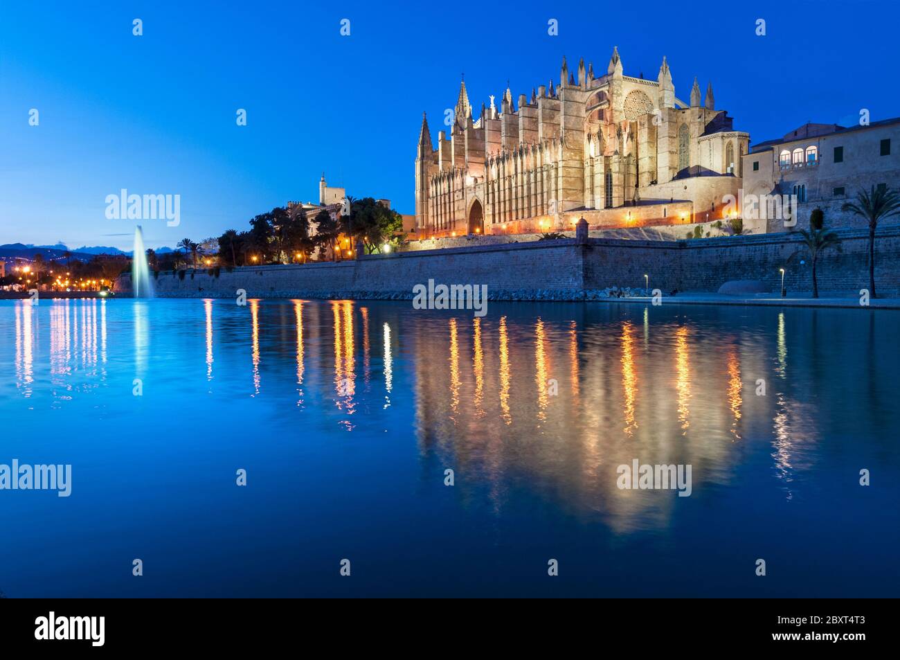 Palma Kathedrale La Seu in der Nacht mit der Almudaina Palast Parc de La Mar-Palma de Mallorca Balearen Spanien Stockfoto