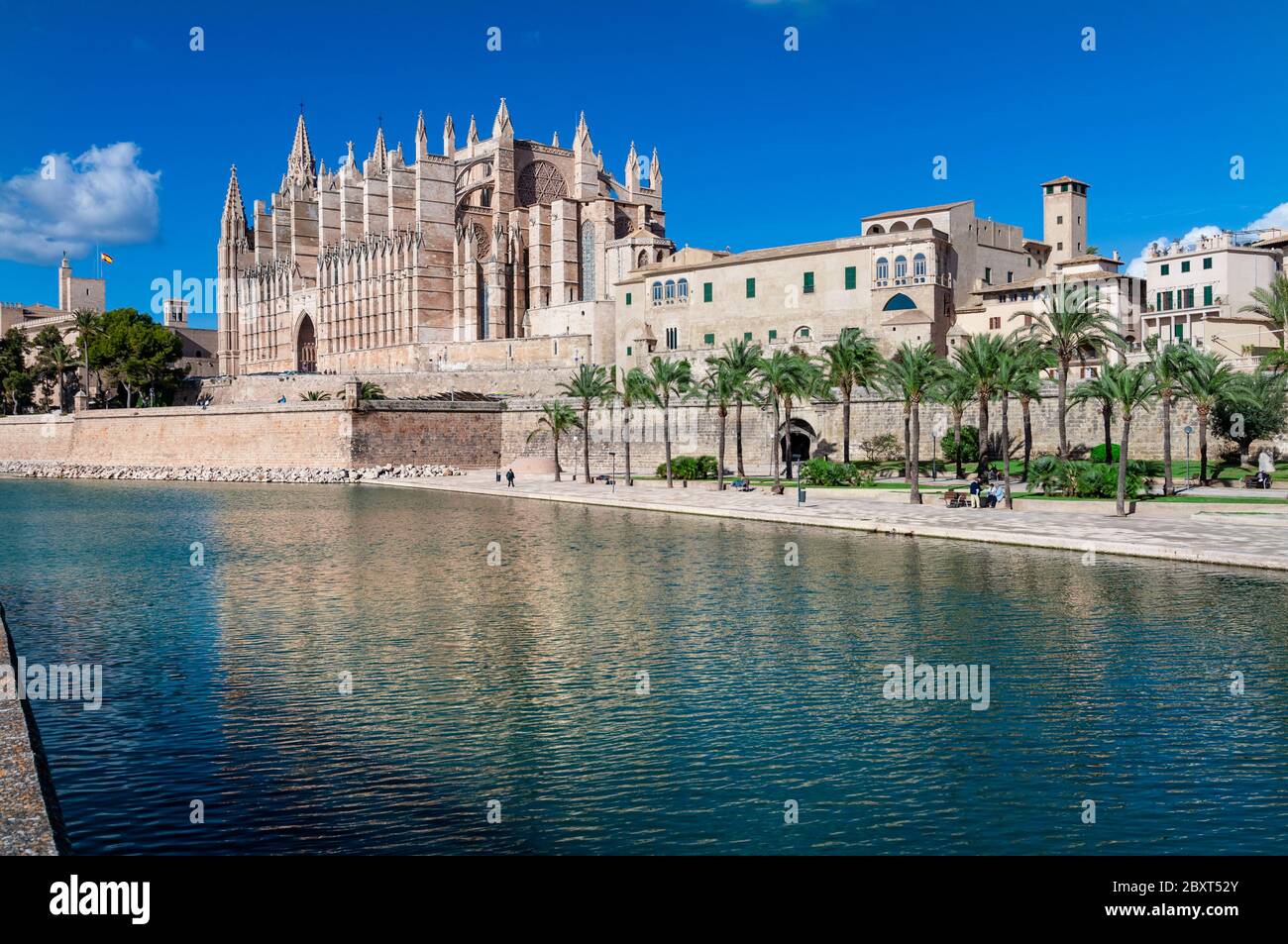 Kathedrale von Palma La Seu und Parc de la Mar historischen Stadtzentrum über Meer Einlass Mallorca Balearen Spanien Horizontale Landschaft Architektur Stockfoto