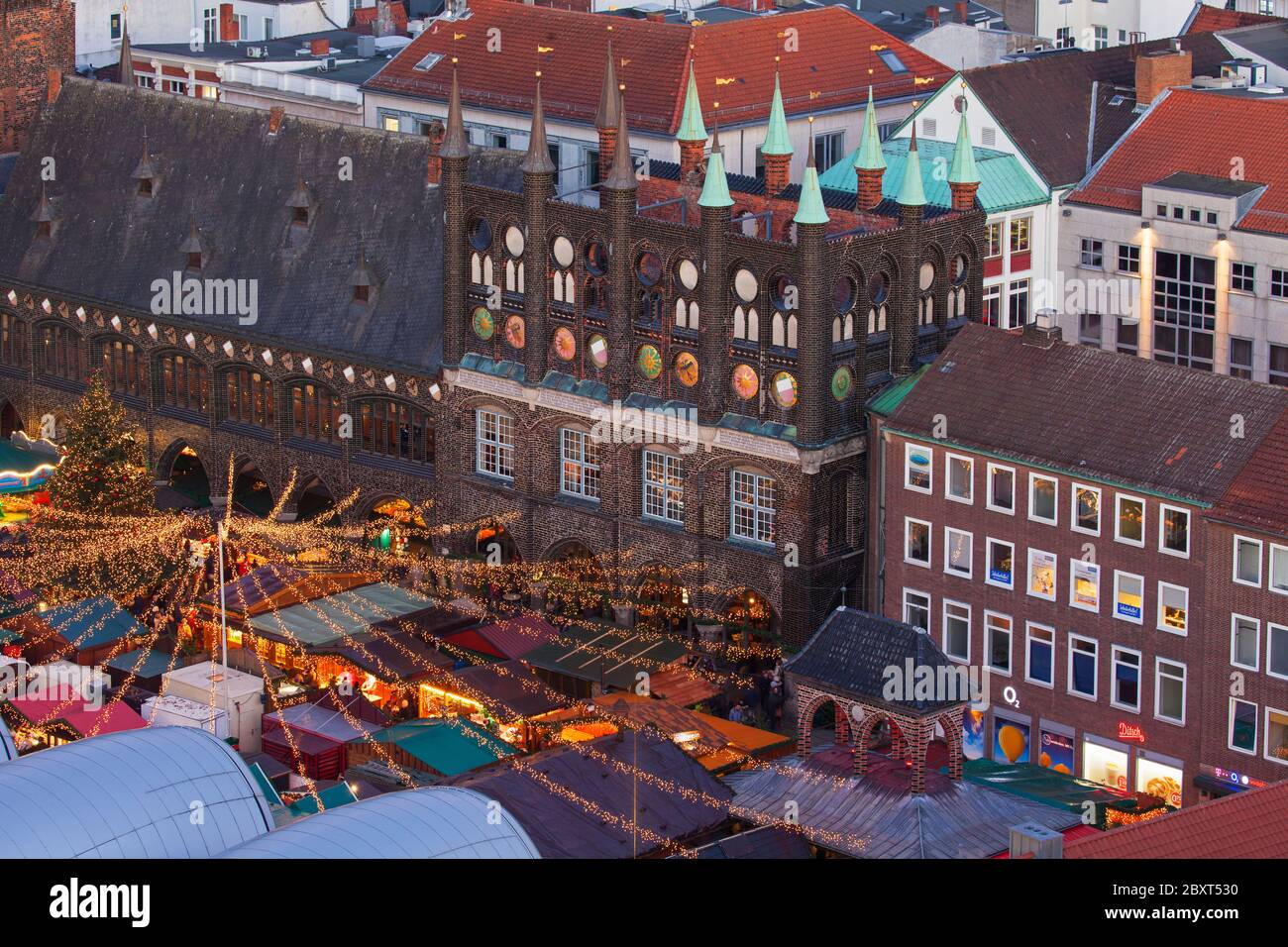 Weihnachtsmarkt auf dem Marktplatz vor dem Rathaus in Lübeck / Lübeck, Schleswig-Holstein, Deutschland Stockfoto