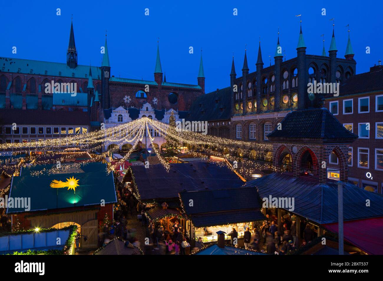 Weihnachtsmarkt auf dem Marktplatz vor dem Rathaus in Lübeck / Lübeck, Schleswig-Holstein, Deutschland Stockfoto