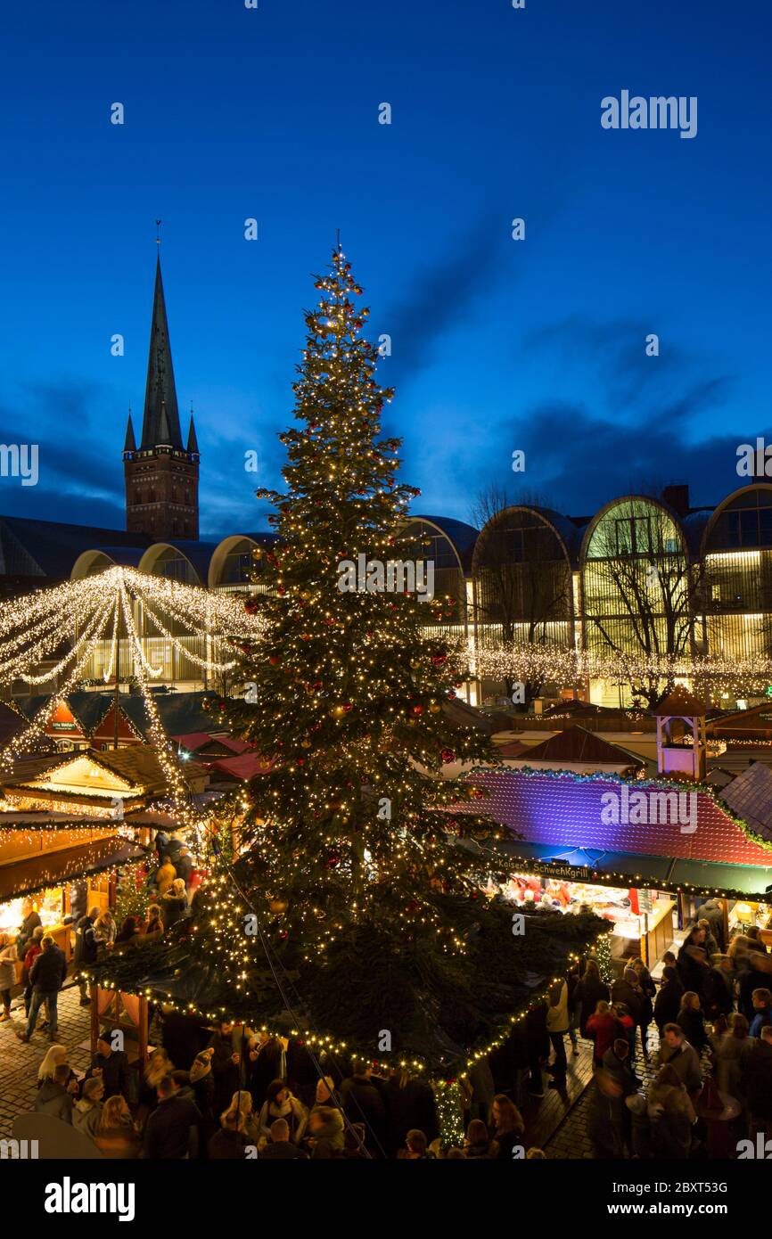 Riesig geschmückter Weihnachtsbaum während der Weihnachtsmesse auf dem Marktplatz vor dem Rathaus in Lübeck/Lübeck, Schleswig-Holstein Stockfoto