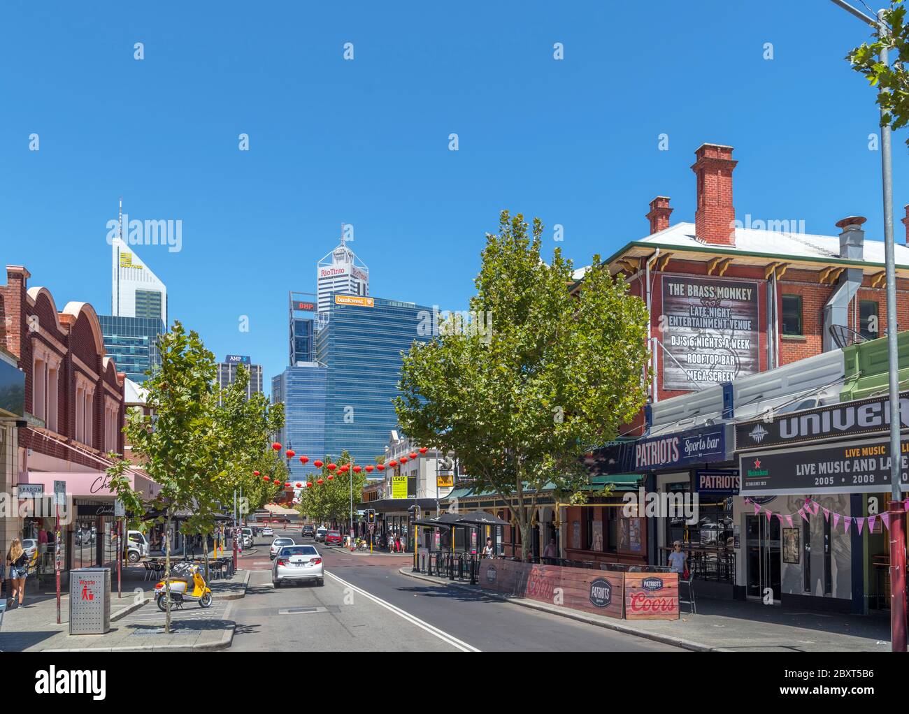 William Street im Northbridge Viertel mit dem Brass Monkey Hotel auf der rechten Seite, Perth, Western Australia, Australien Stockfoto