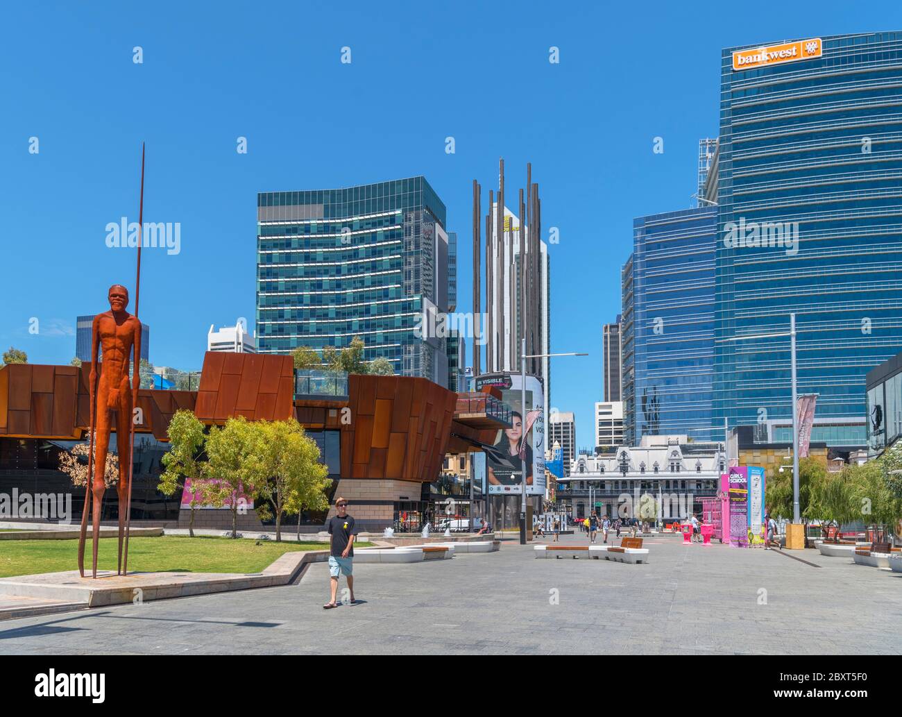 Skyline des zentralen Geschäftsviertels vom Yagan Square mit Wirin-Skulptur links, Perth, Western Australia, Australien Stockfoto