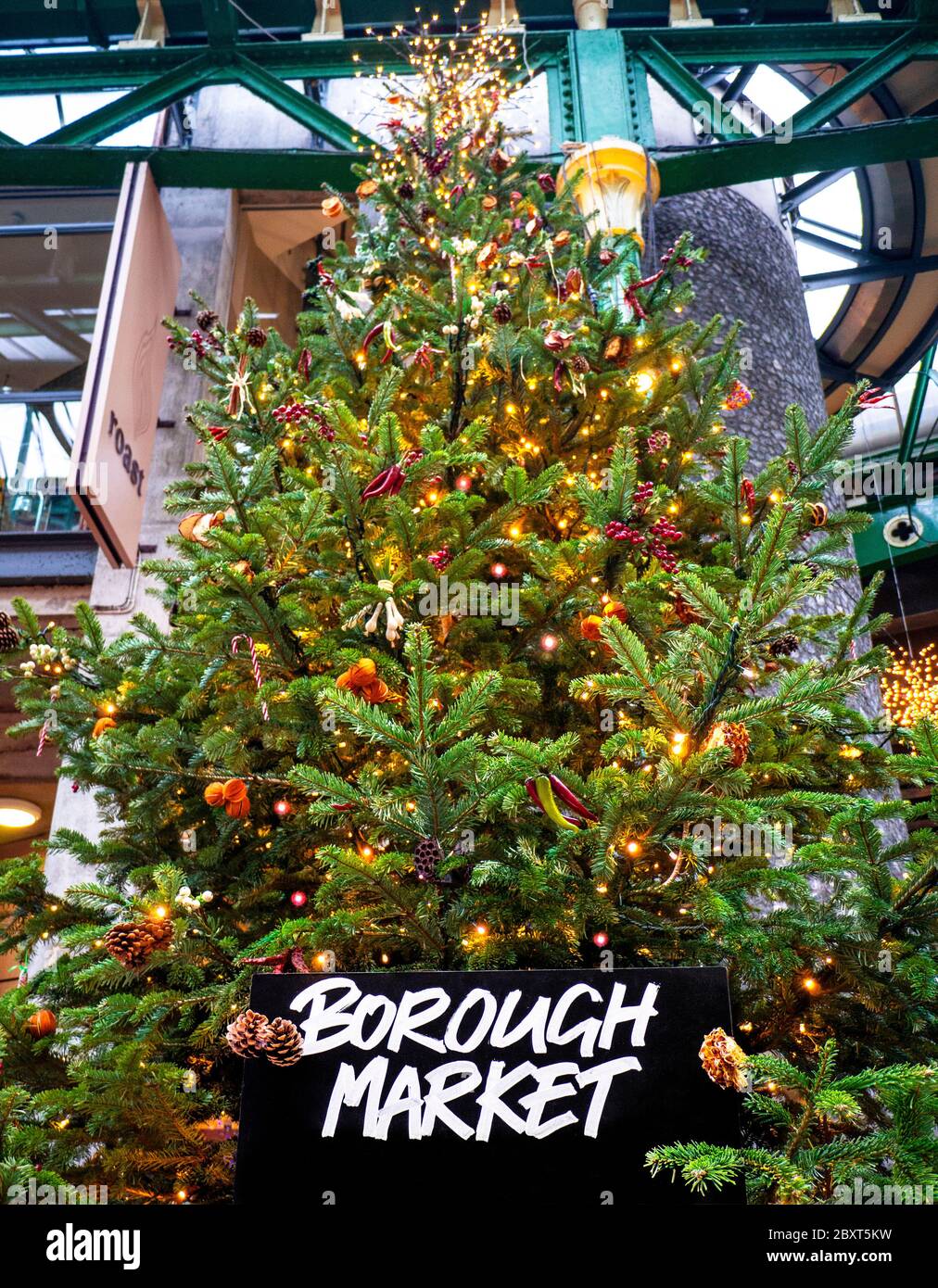 Weihnachtsbaum am Borough Market festlicher Inneneingang zum berühmten internationalen Einzelhandelsmarkt Southwark London Stockfoto
