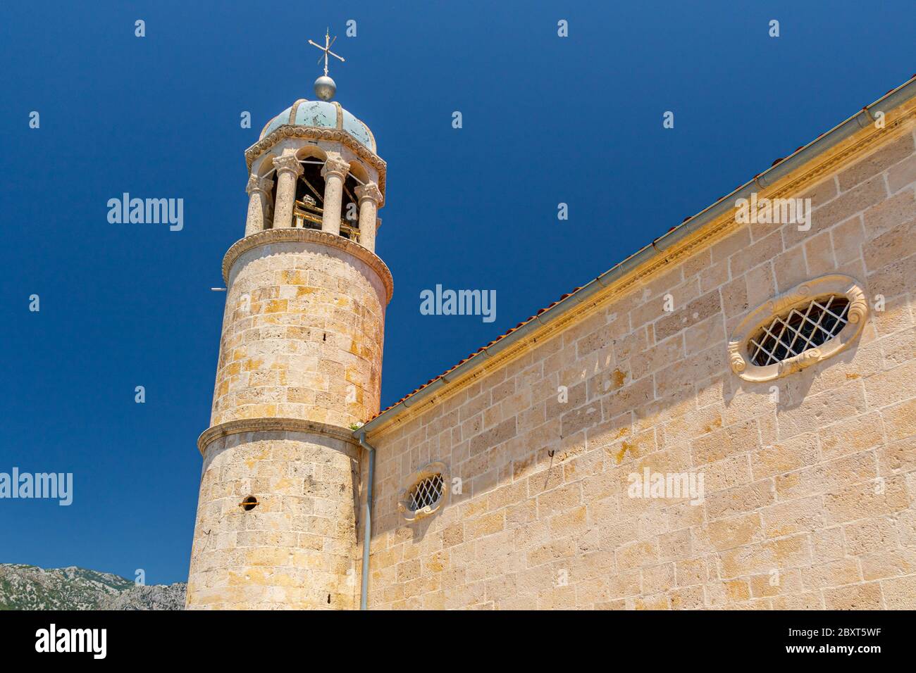 Unsere Dame der Felsen römisch-katholischen Kirchturm, Perast, Montenegro Stockfoto