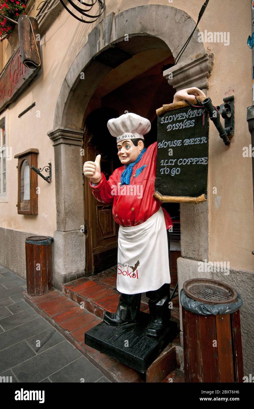 Statue des Küchenchefs vor dem Restaurant Gostilna Sokol in Ljubljana, Slowenien Stockfoto