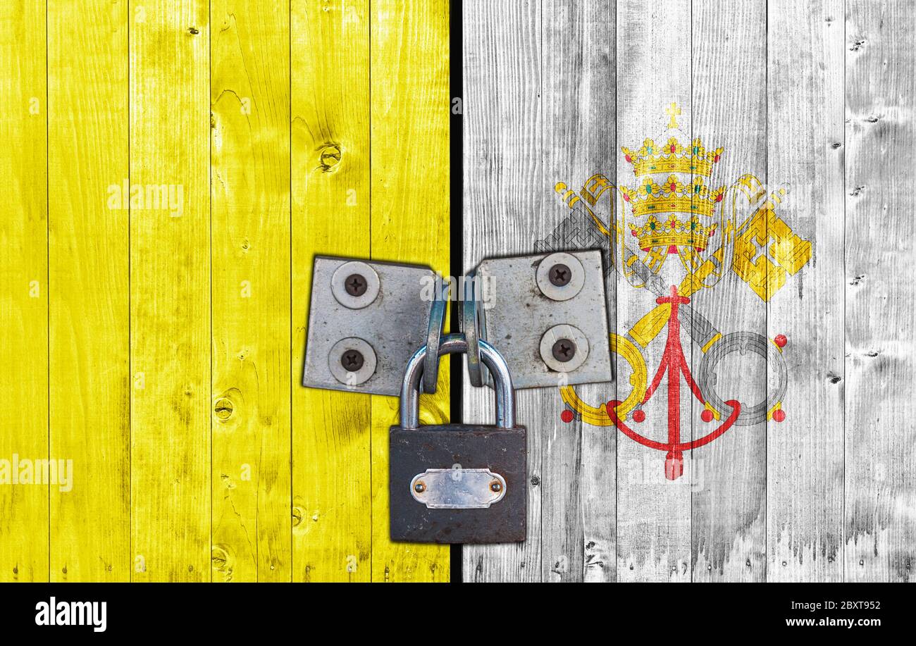 Vatikanstadt-Flagge an der Tür mit Vorhängeschloss Stockfoto