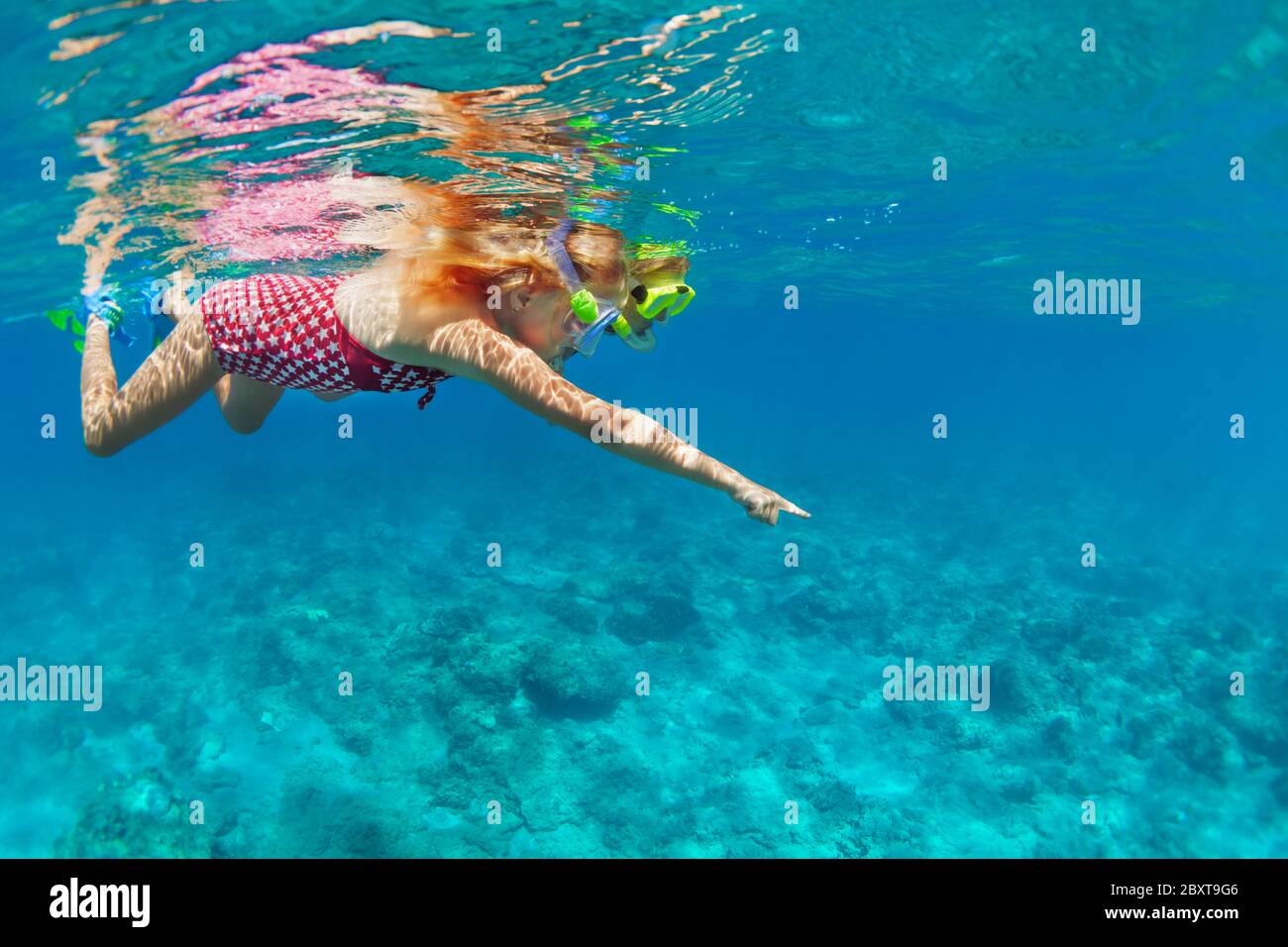 Junge Mutter mit Kind in Schnorchelmaske Tauchen Sie in Korallenriff Meer Lagune zu erkunden Unterwasserwelt. Familienreisen Lifestyle im Sommer Abenteuer Camp Stockfoto