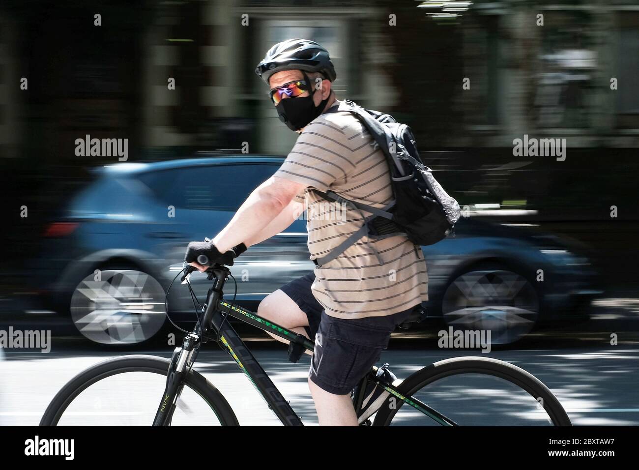 Ein Radfahrer während der einstündigen Übung in der Coronavirus-Pandemie, Cardiff, Wales, Großbritannien Stockfoto