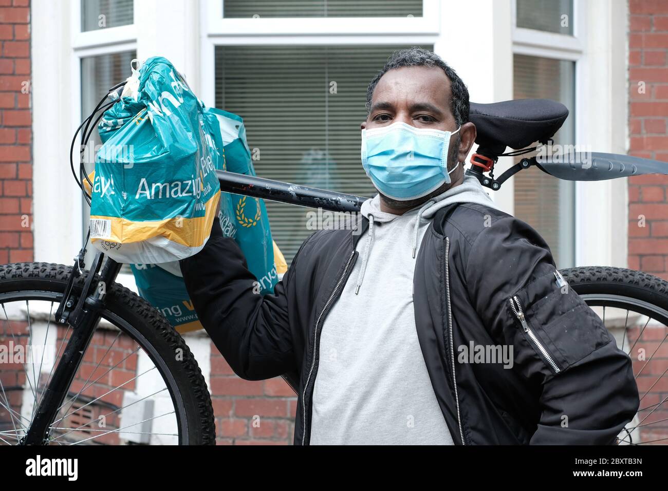 Öffentlichkeit trägt eine Maske in Cardiff während der Coronavirus-Pandemie 2020 Stockfoto