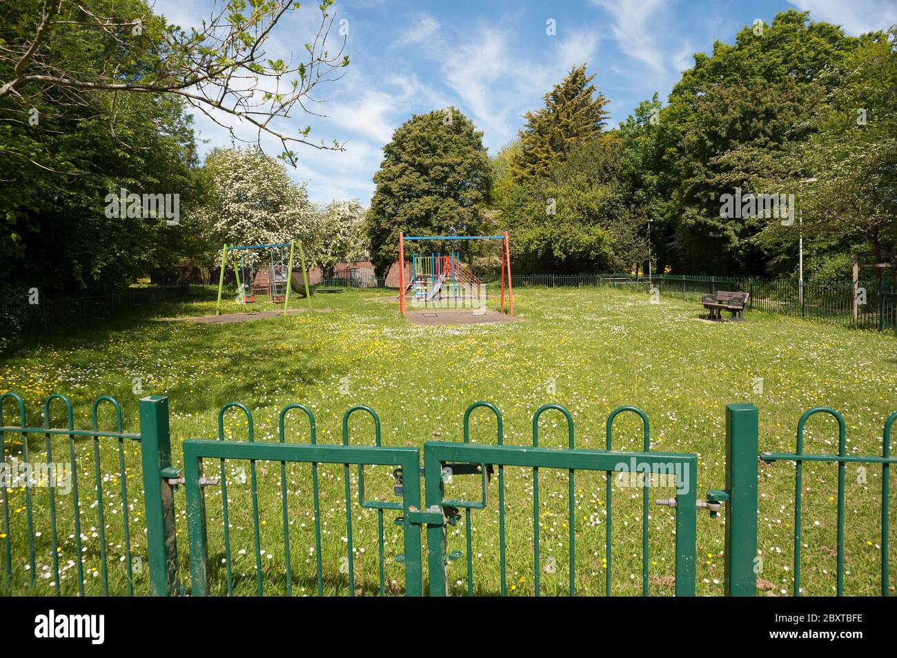 Spielplatz außerhalb der Grenzen und in der Landschaft eingesperrt, um zu verhindern, dass soziale Kontakte die Ausbreitung des verheerenden Covid-19-Virus und die Ausbreitung der Pandemie verzögern Stockfoto