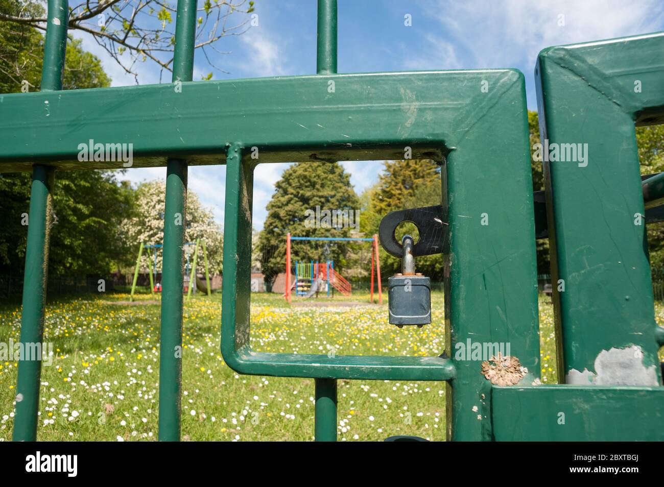 Spielplatz außerhalb der Grenzen und in der Landschaft eingesperrt, um zu verhindern, dass soziale Kontakte die Ausbreitung des verheerenden Covid-19-Virus und die Ausbreitung der Pandemie verzögern Stockfoto