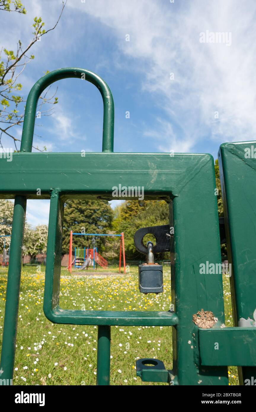 Spielplatz außerhalb der Grenzen und in der Landschaft eingesperrt, um zu verhindern, dass soziale Kontakte die Ausbreitung des verheerenden Covid-19-Virus und die Ausbreitung der Pandemie verzögern Stockfoto