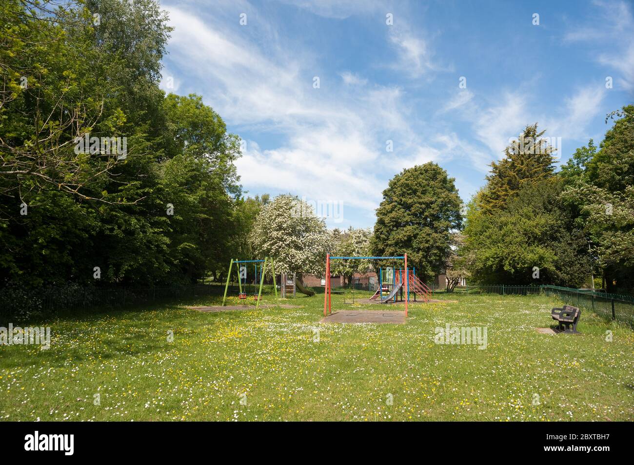 Spielplatz außerhalb der Grenzen und in der Landschaft eingesperrt, um zu verhindern, dass soziale Kontakte die Ausbreitung des verheerenden Covid-19-Virus und die Ausbreitung der Pandemie verzögern Stockfoto