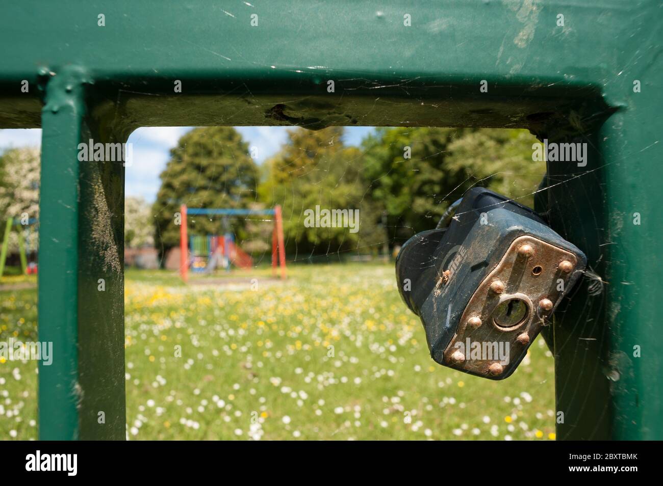 Spielplatz außerhalb der Grenzen und in der Landschaft eingesperrt, um zu verhindern, dass soziale Kontakte die Ausbreitung des verheerenden Covid-19-Virus und die Ausbreitung der Pandemie verzögern Stockfoto