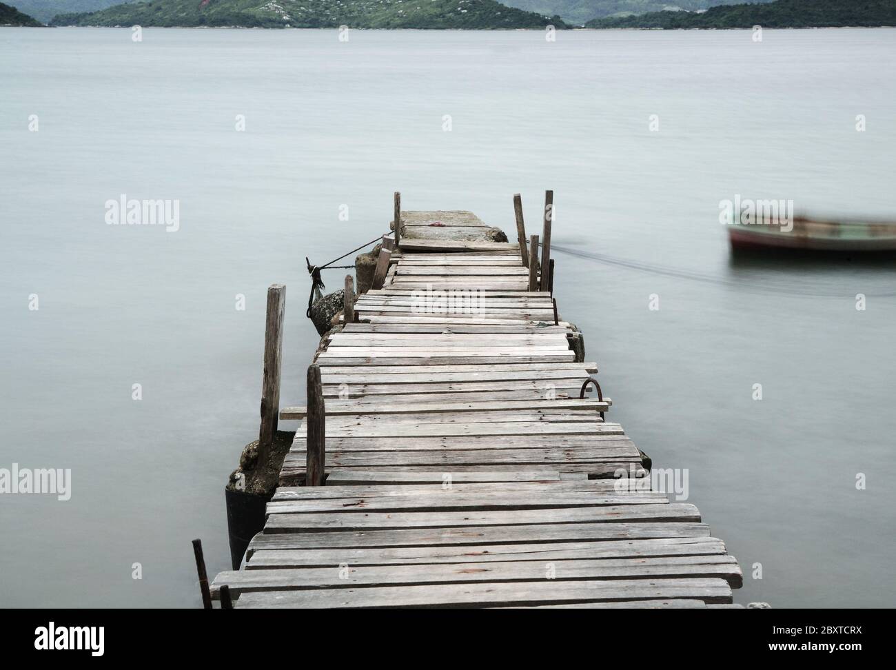 pier und Boot, niedrige Sättigung Stockfoto