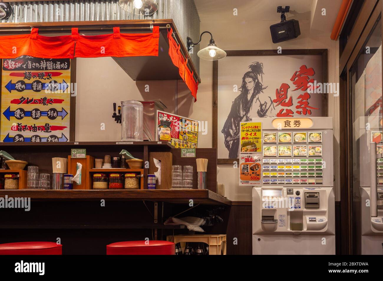 Tokio / Japan - 21. Oktober 2017: Ramen-Restaurant mit Ramen-Automaten in Tokio, Japan Stockfoto