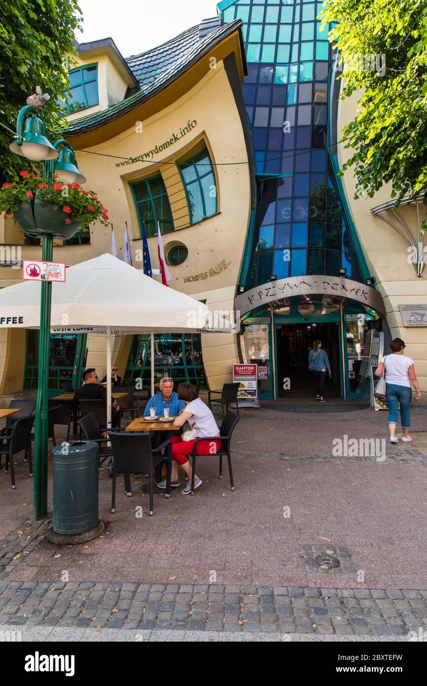 Sopot, Polen - Juni 2019: Das Haus der Crooked in der Heroes of Monte Cassino Straße in Sopot, Polen. Stockfoto