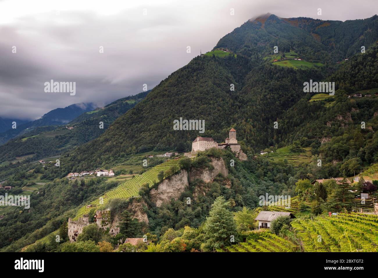 Wolken über Schloss Tirol, Südtirol, Italien Stockfoto
