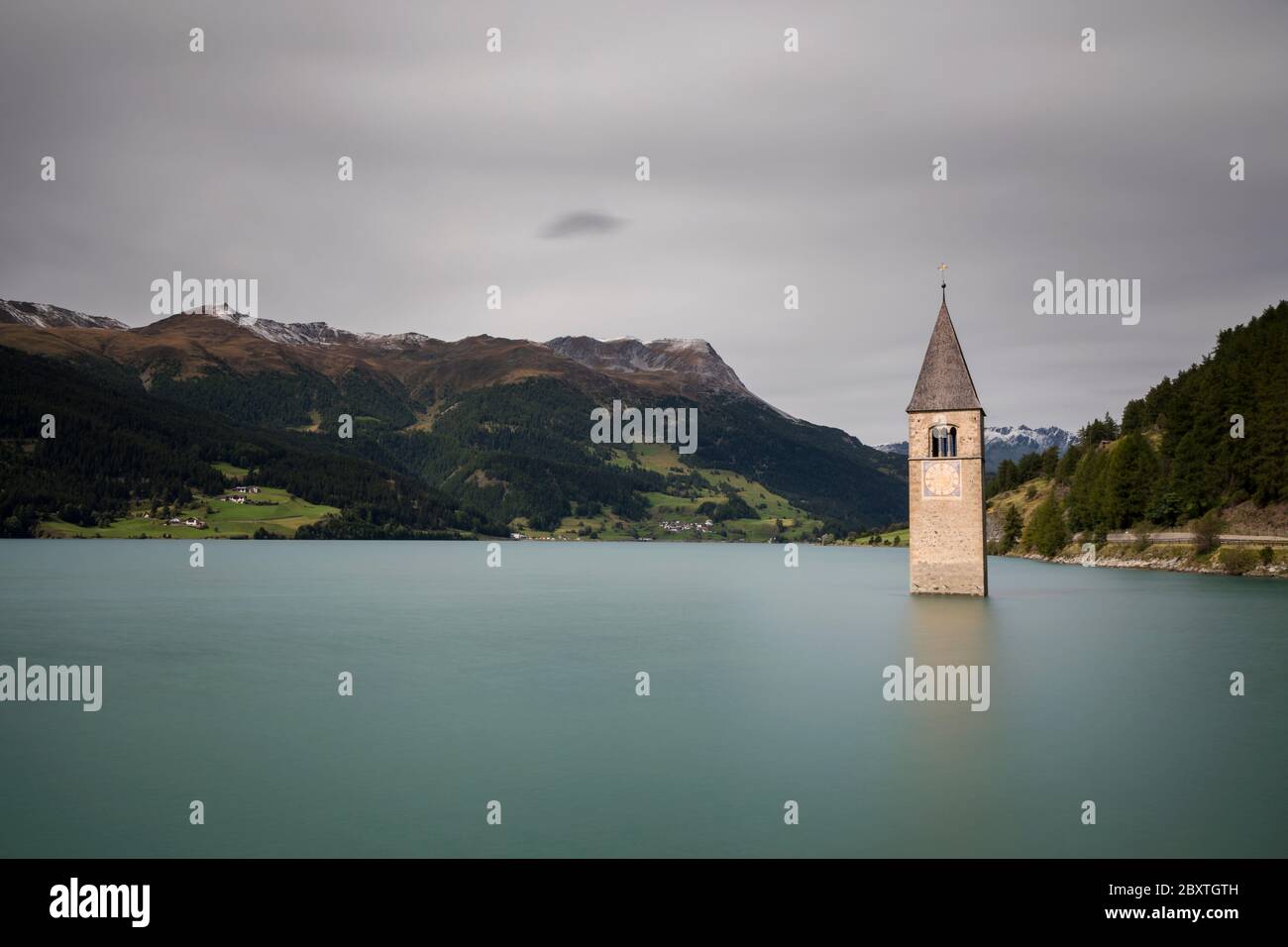 Versunkenen Kirche am See Reschen, Südtirol, Italien Stockfoto