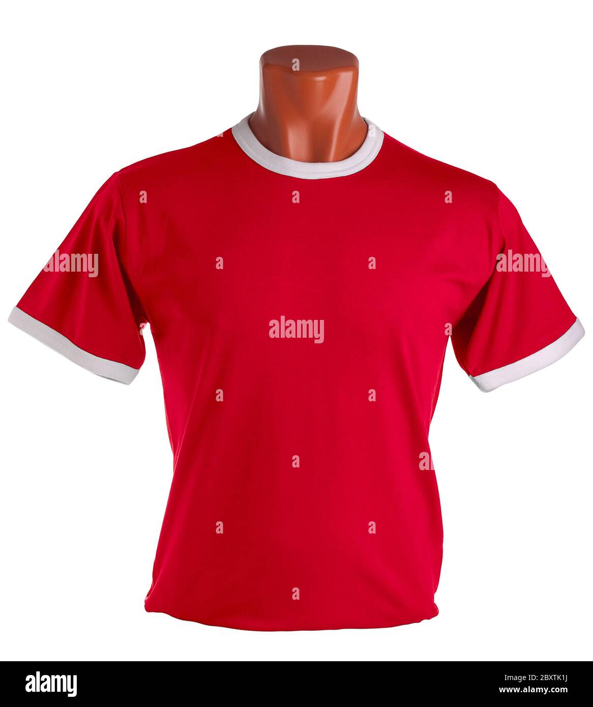 T-Shirt auf eine Schaufensterpuppe, die isoliert auf weißem Hintergrund. Vorderansicht Stockfoto