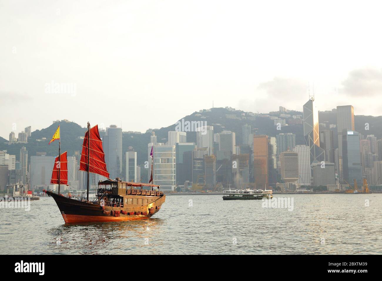 Hong Kong Hafen mit rotem Segelschiff Stockfoto