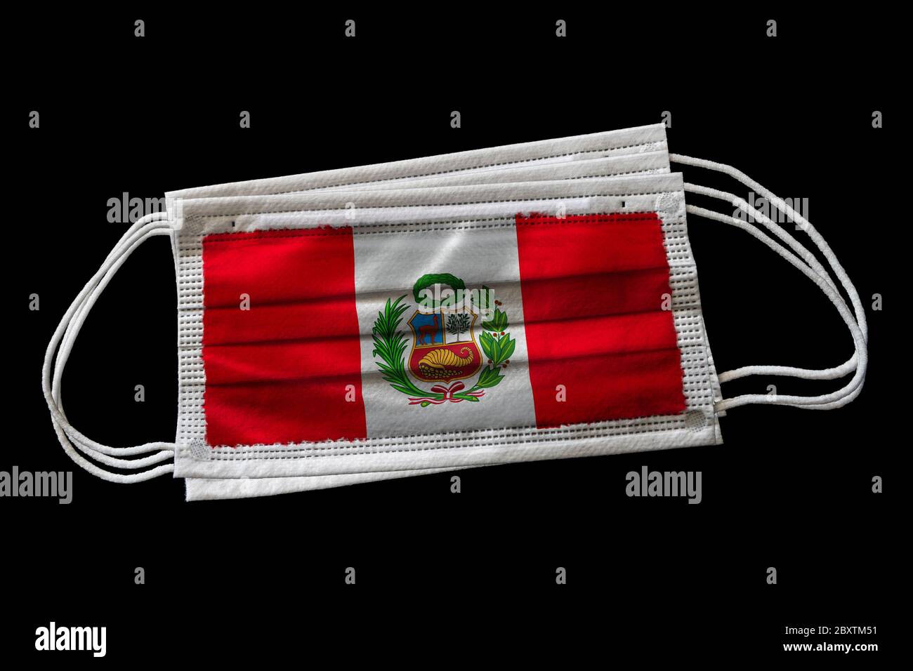 Chirurgische Gesichtsmasken mit Flagge von Peru bedruckt. Isoliert auf schwarzem Hintergrund. Konzept der Gesichtsmaske Verwendung in der peruanischen Bemühungen, Covid-19 coro zu bekämpfen Stockfoto