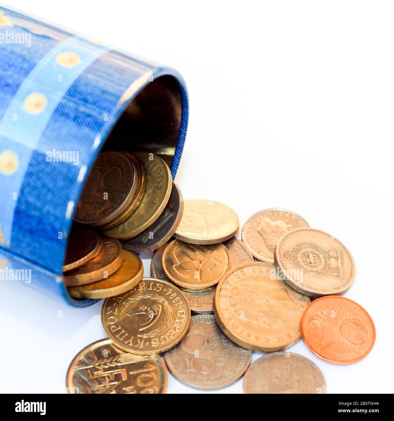 Geldkasten geöffnet mit verschiedenen Münzen Stockfoto