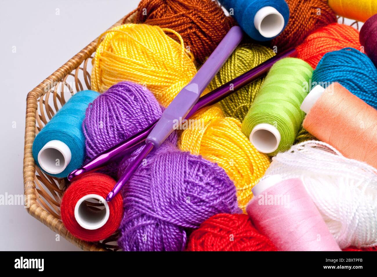 Korb mit Faden und Kugeln zum Stricken Stockfoto