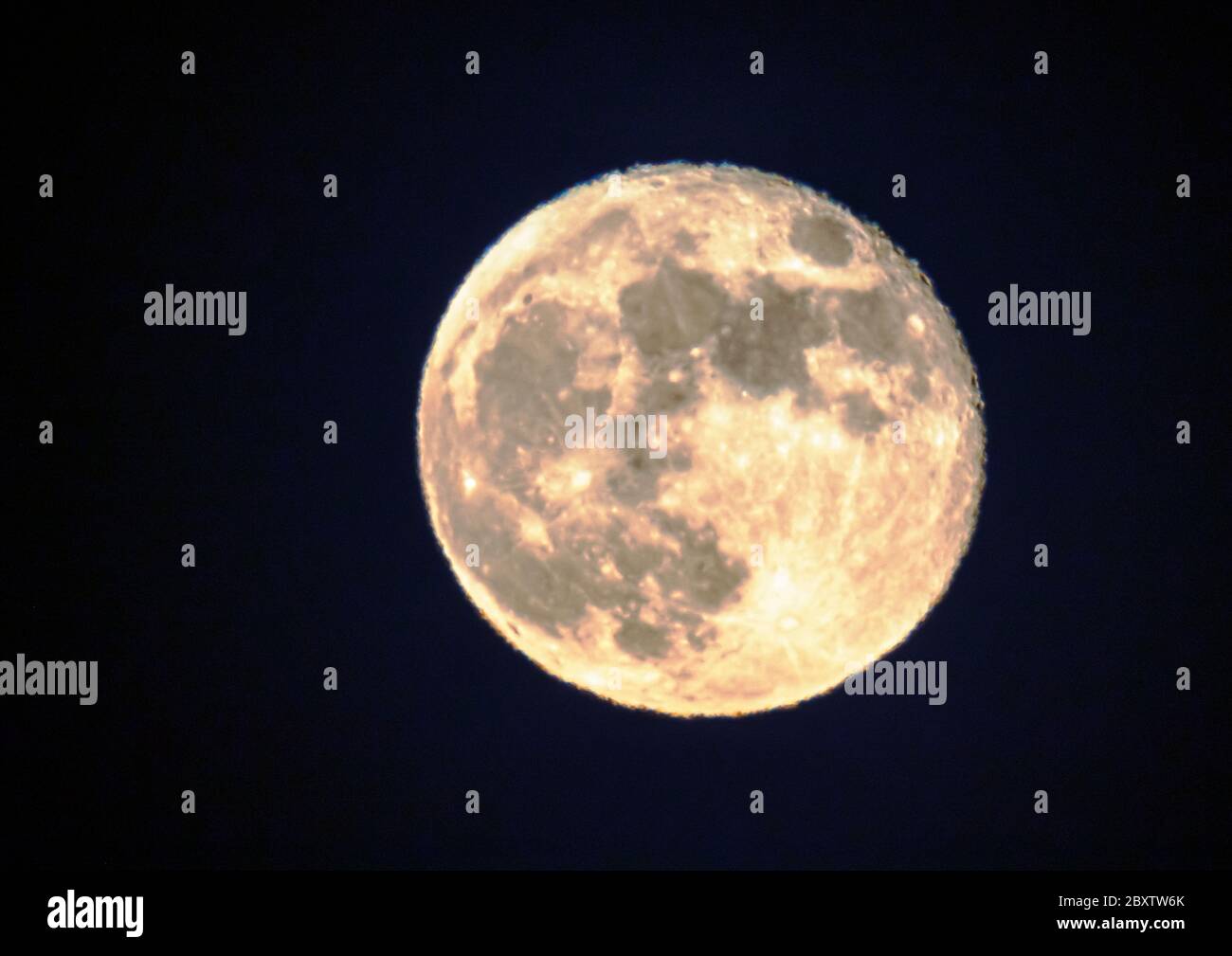 Vollmond der Erdbeere über den Rocky Mountains, Salida, Colorado, USA Stockfoto