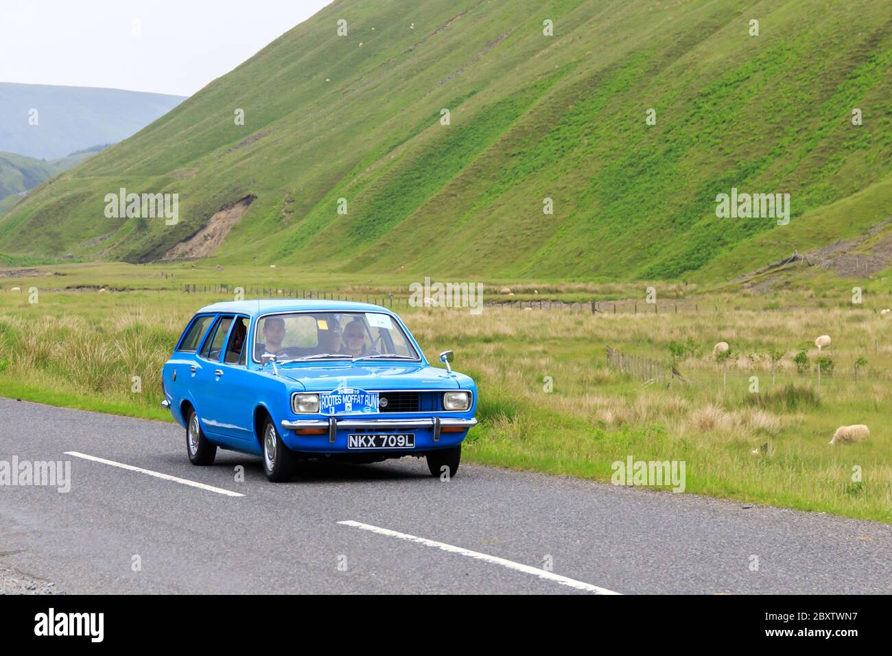 MOFFAT, SCHOTTLAND - 29. JUNI 2019: 1972 Hillman Avenger Estate Auto in einer Oldtimer-Rallye auf dem Weg in Richtung der Stadt Moffat, Dumfries und Galloway Stockfoto