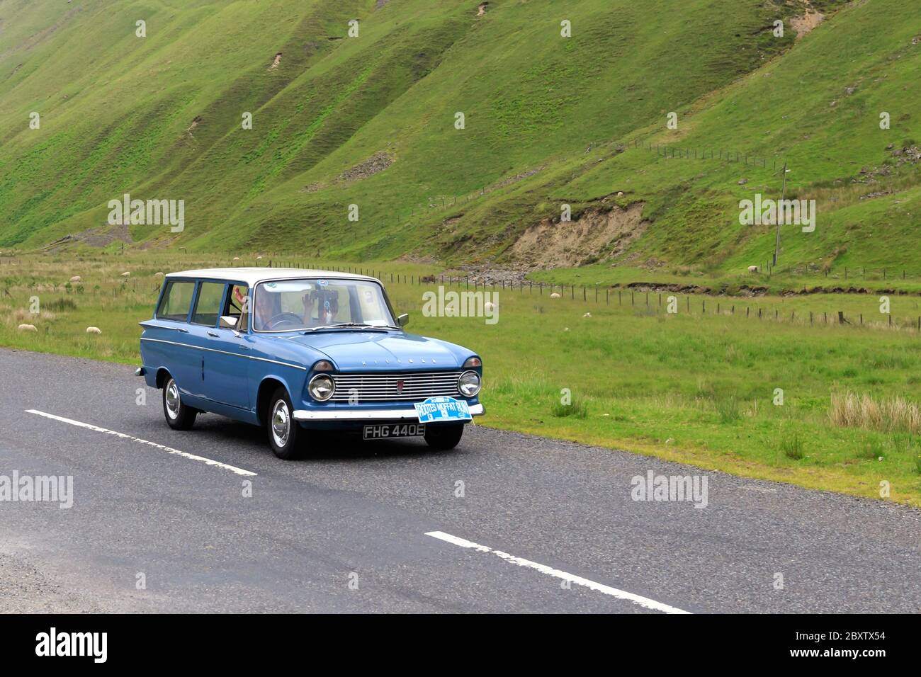 MOFFAT, SCHOTTLAND - 29. JUNI 2019: 1967 Hillman Super Minx Estate Auto in einer Oldtimer-Rallye auf dem Weg in Richtung Moffat, Dumfries und Galloway Stockfoto