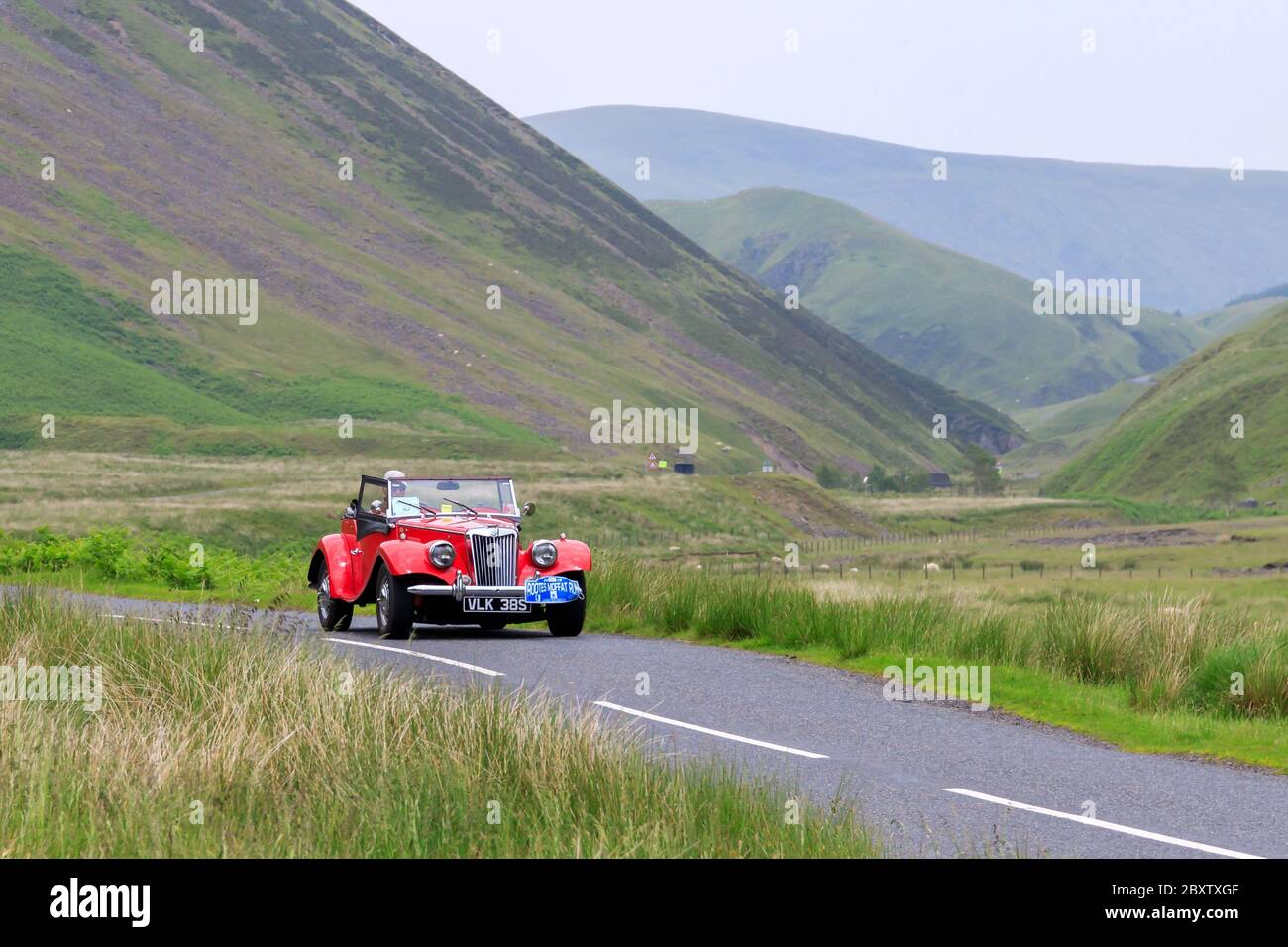 MOFFAT, SCHOTTLAND - 29. JUNI 2019: MG TF Sportwagen in einer Oldtimer-Rallye auf dem Weg nach Moffat, Dumfries und Galloway Stockfoto