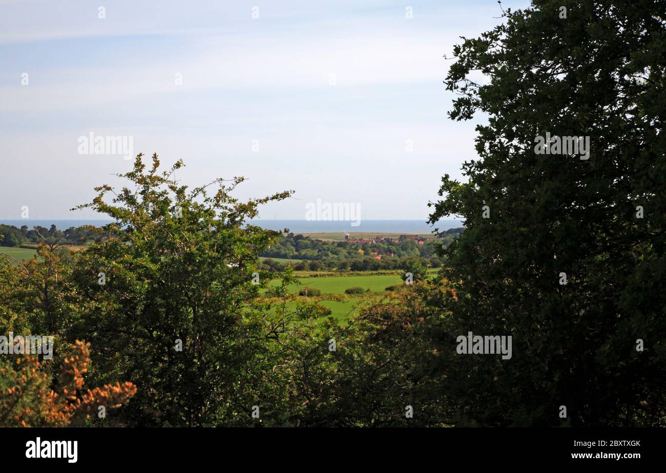 Blick über Ackerland in Richtung der Nordküste von Norfolk bei Weybourne vom Wiveton Downs Glazial Feature, Wiveton, Norfolk, England, UK, Europa. Stockfoto