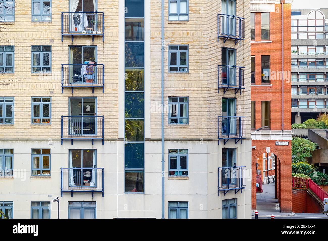 Fassade moderner Apartments in der Barbican Gegend in London Stockfoto