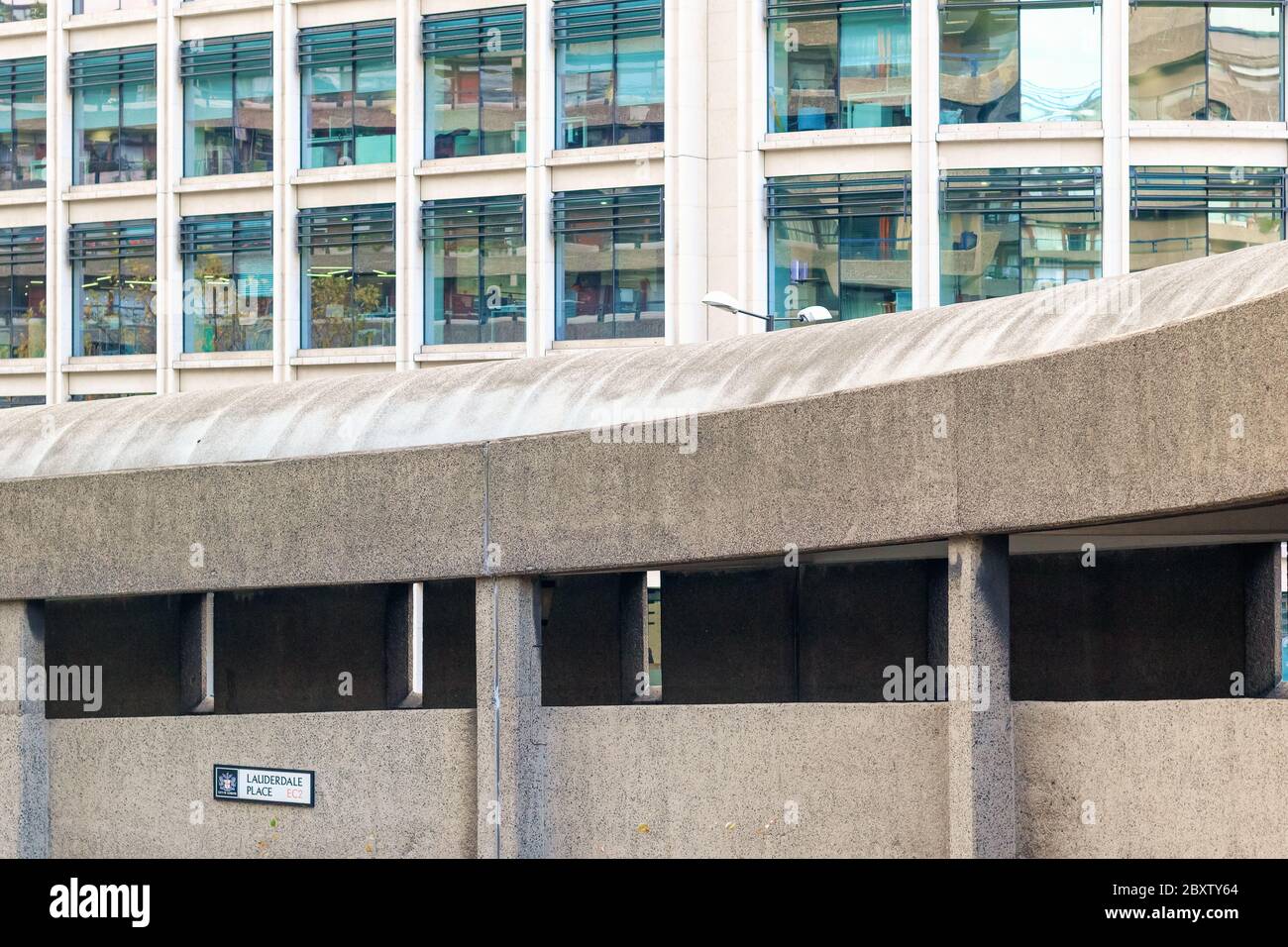 Lauderdale Place auf Barbican Anwesen mit modernem Büro im Hintergrund Stockfoto